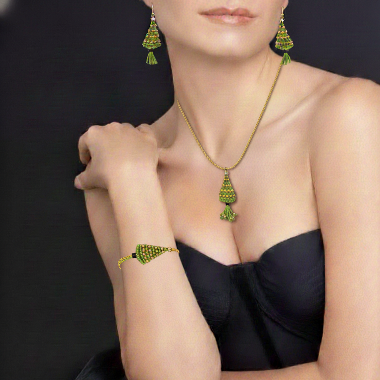 COLLAR CON COLGANTE ÁRBOL DE NAVIDAD CON BOLITAS