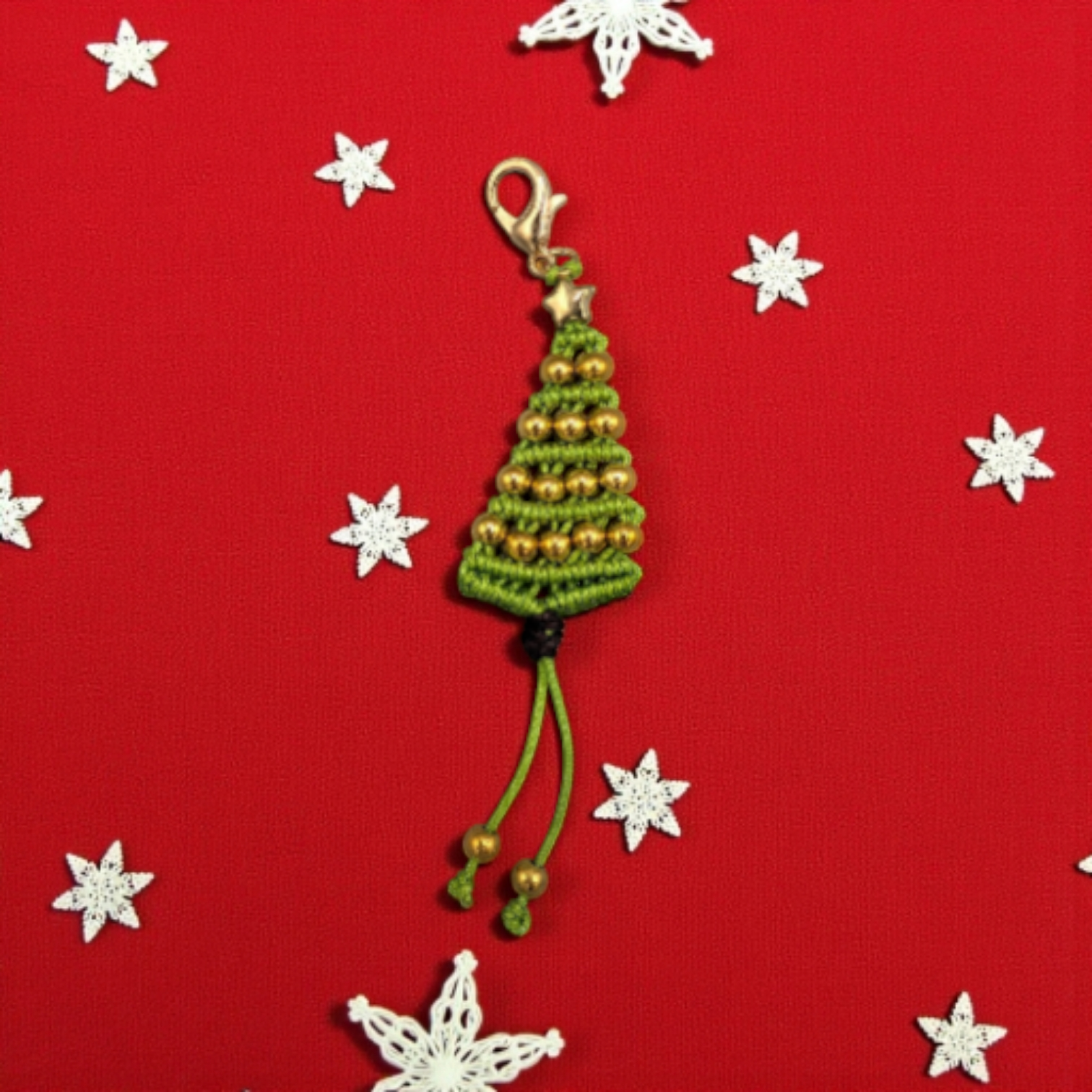 COLGANTE ARBOLITO DE NAVIDAD CON BOLITAS DORADAS