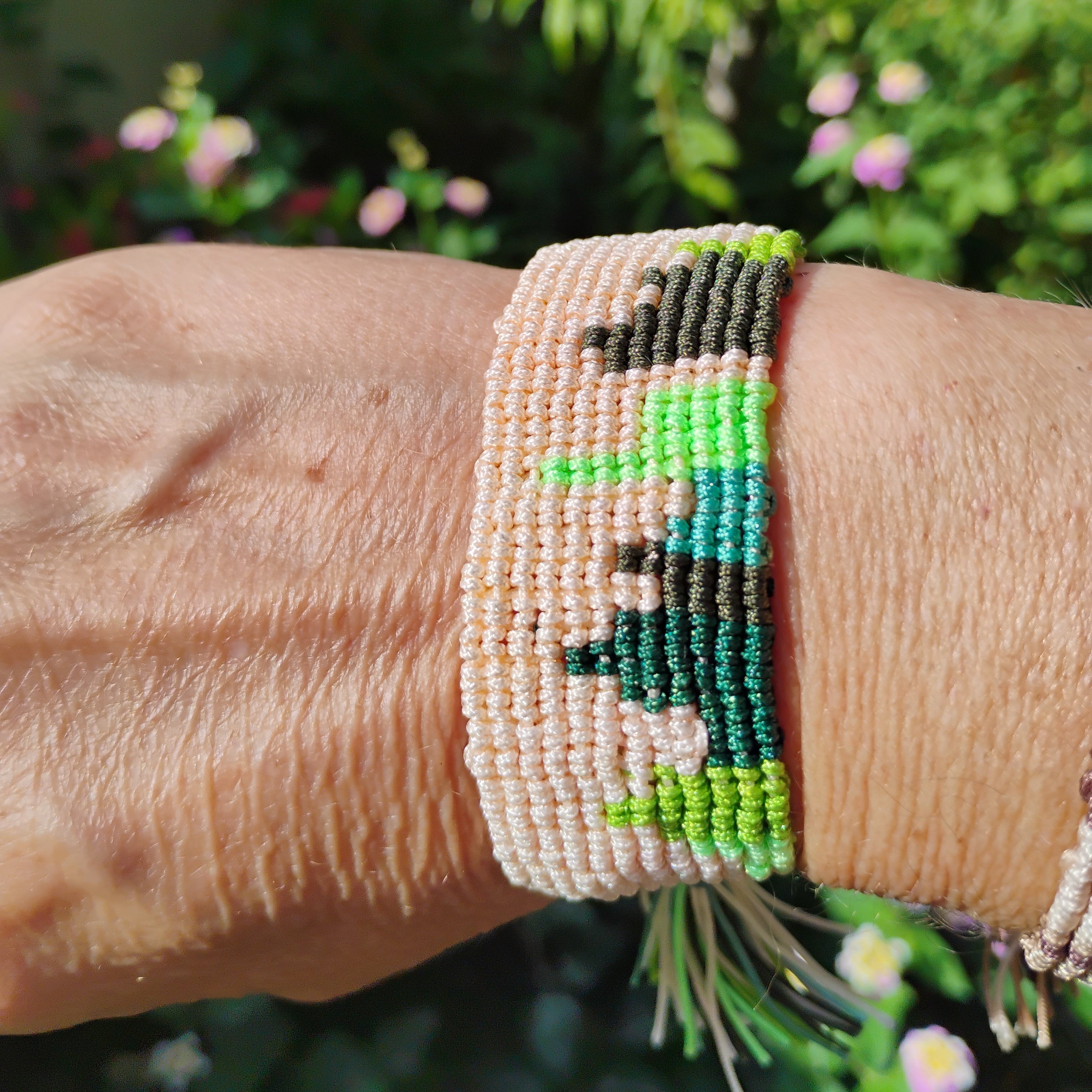 BRAZALETE GEOMETRIA MONTAÑAS BEIGE Y VERDES