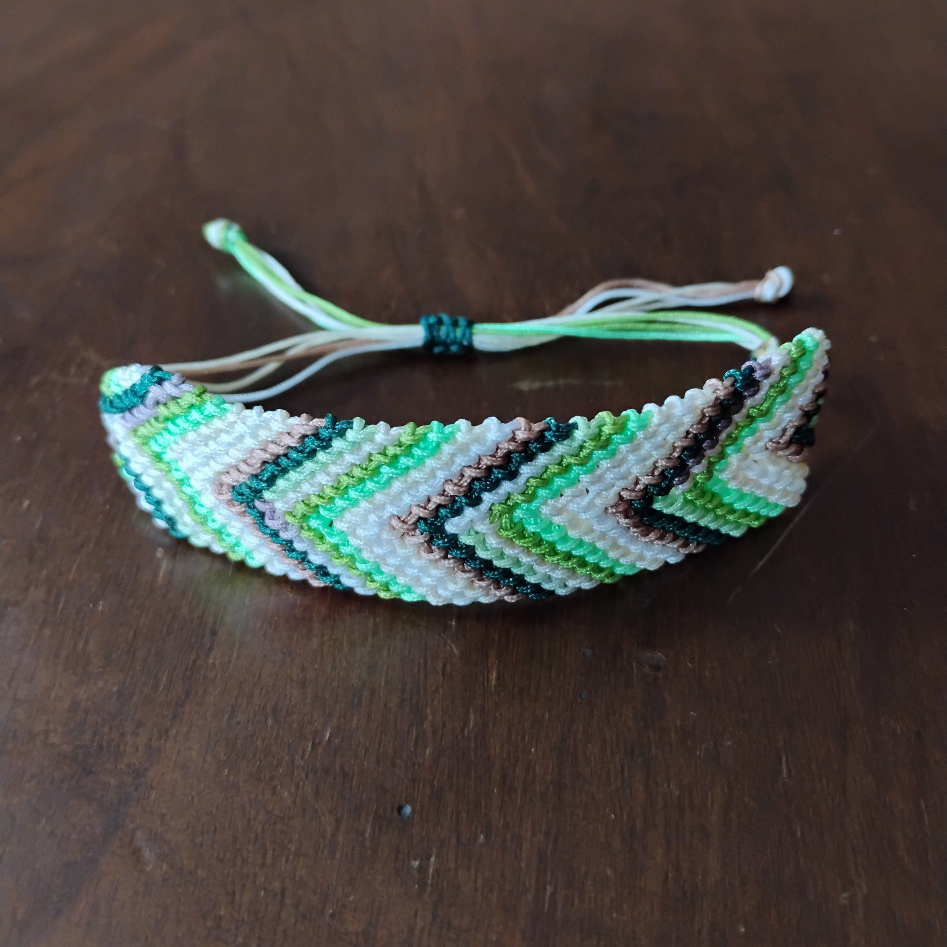 BRAZALETE GEOMETRIA FLECHAS VERDES