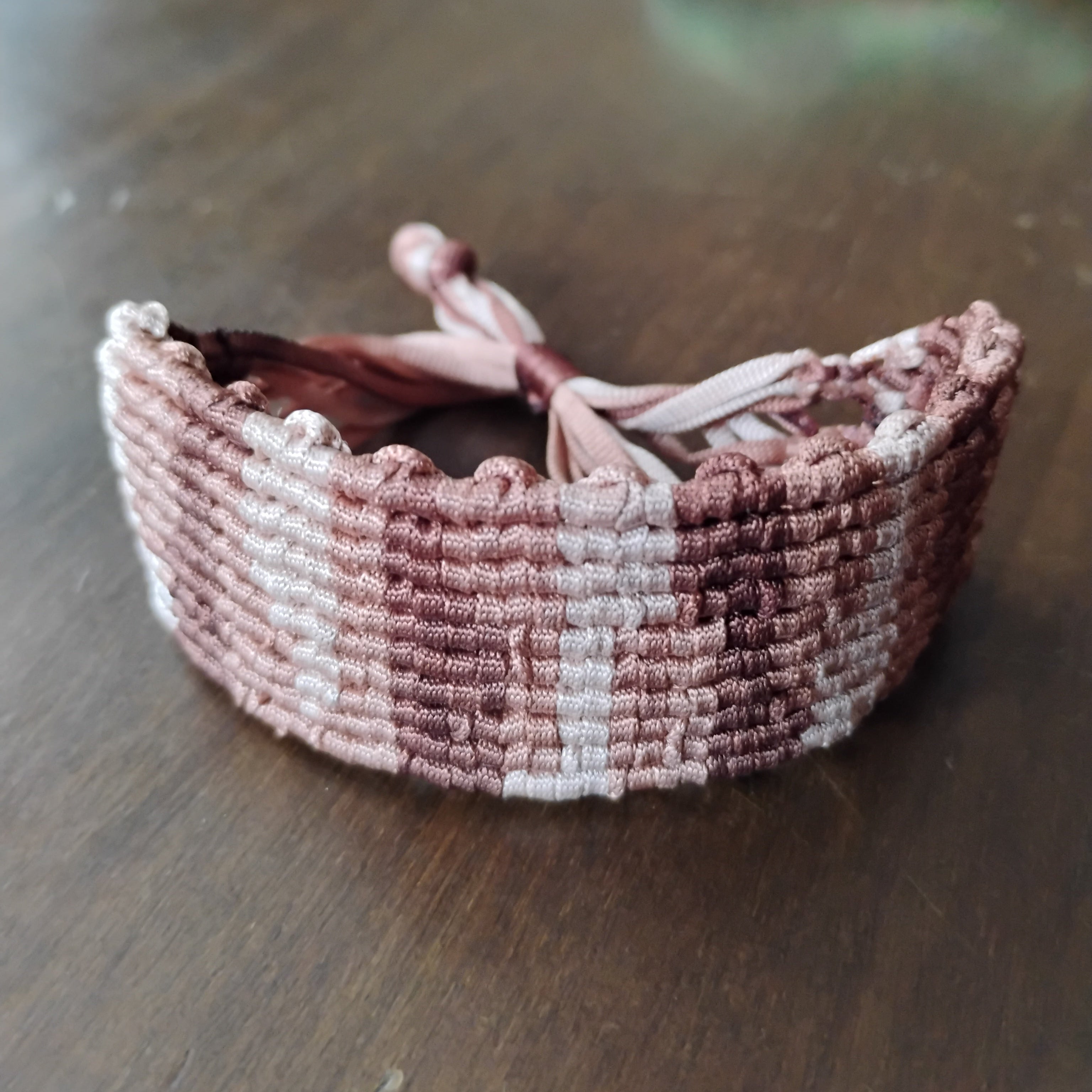 BRAZALETE GEOMETRIA IRREGULAR MARRON SUAVE