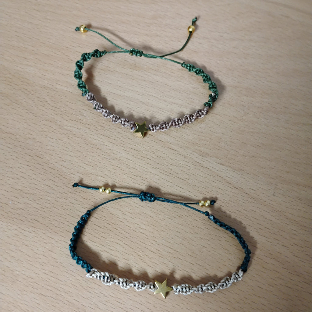 CONJUNTO DE DOS PULSERAS CON ESTRELLA COMBINANDO VERDES Y MARRONES
