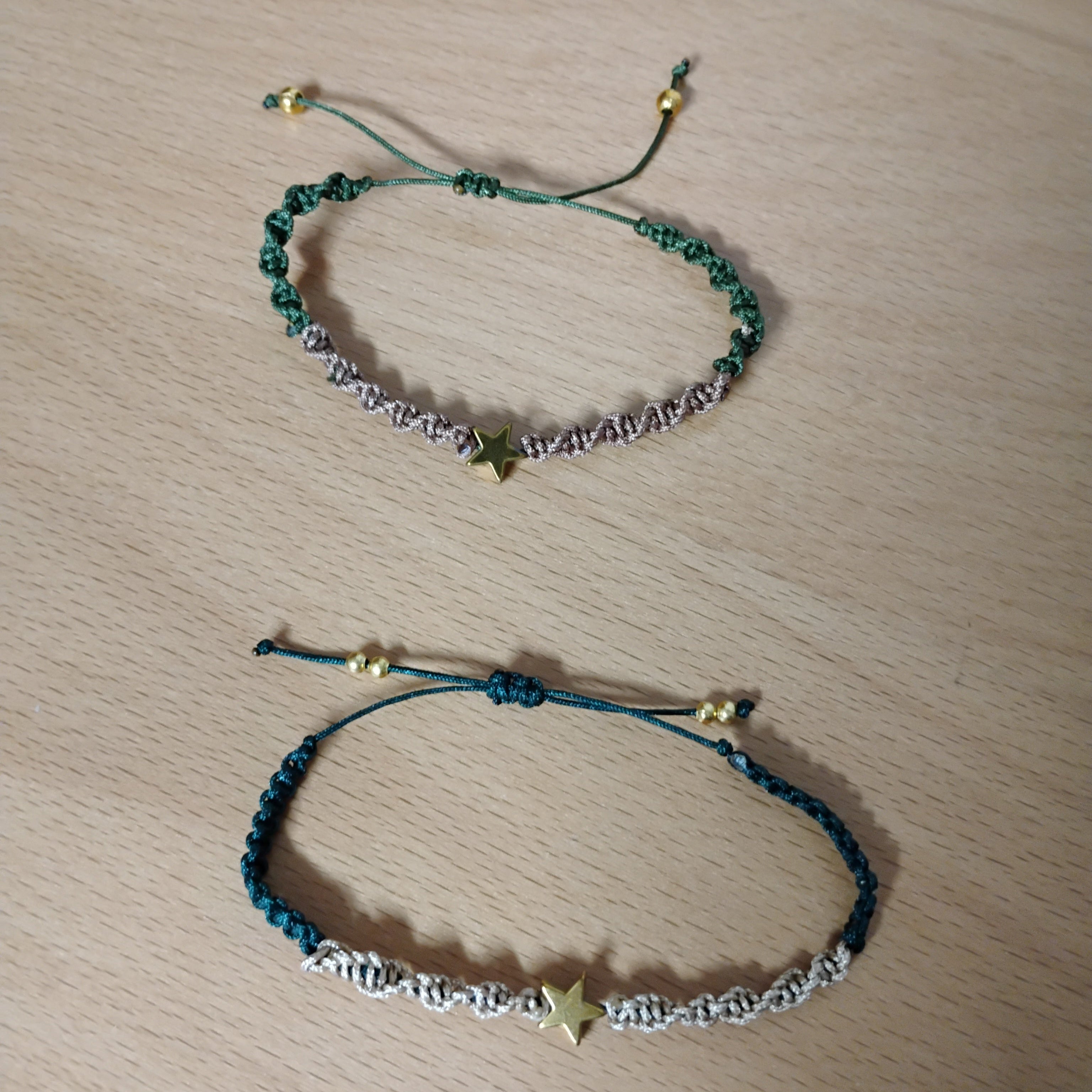 CONJUNTO DE DOS PULSERAS CON ESTRELLA COMBINANDO VERDES Y MARRONES