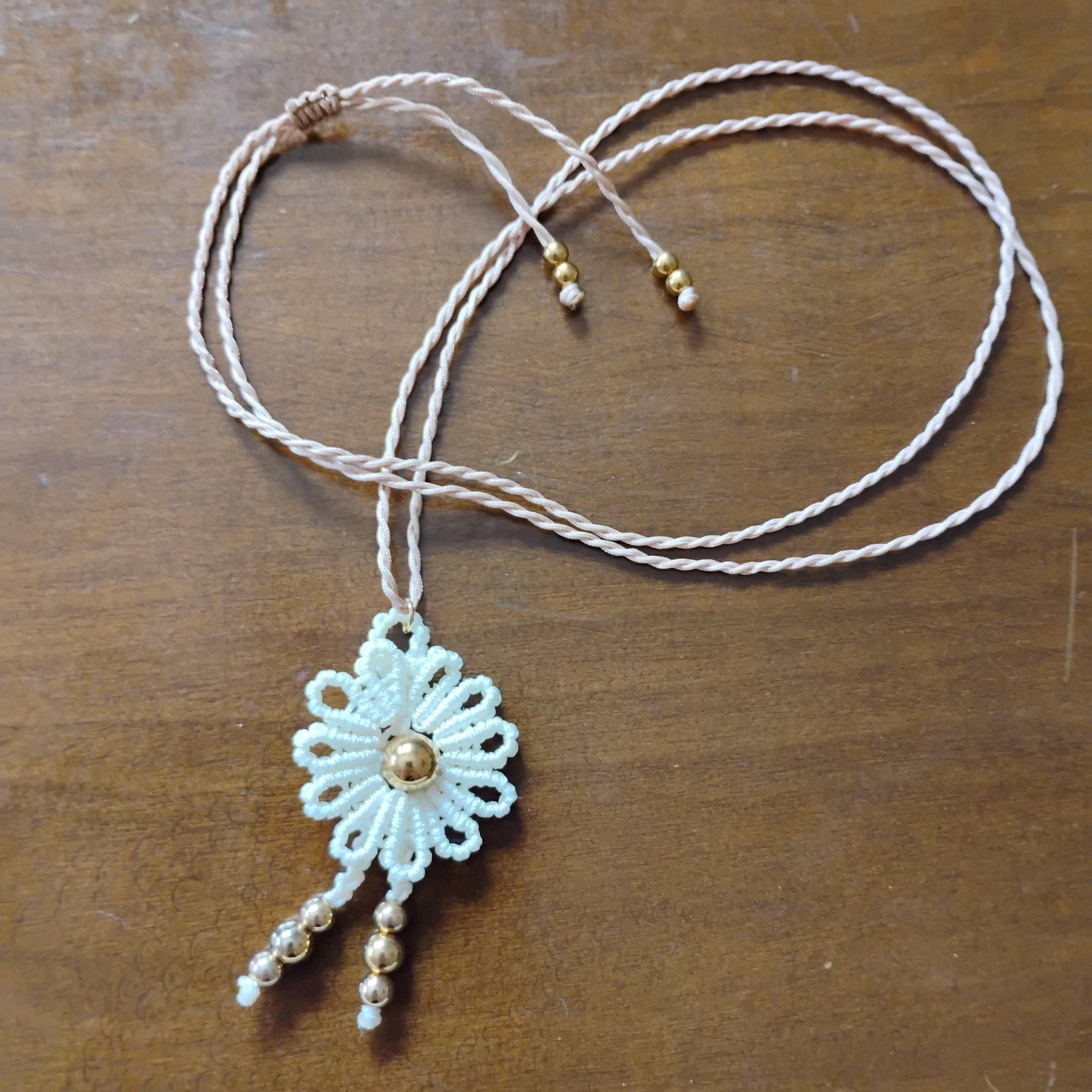 COLLAR FLOR DE SOL BEIGE