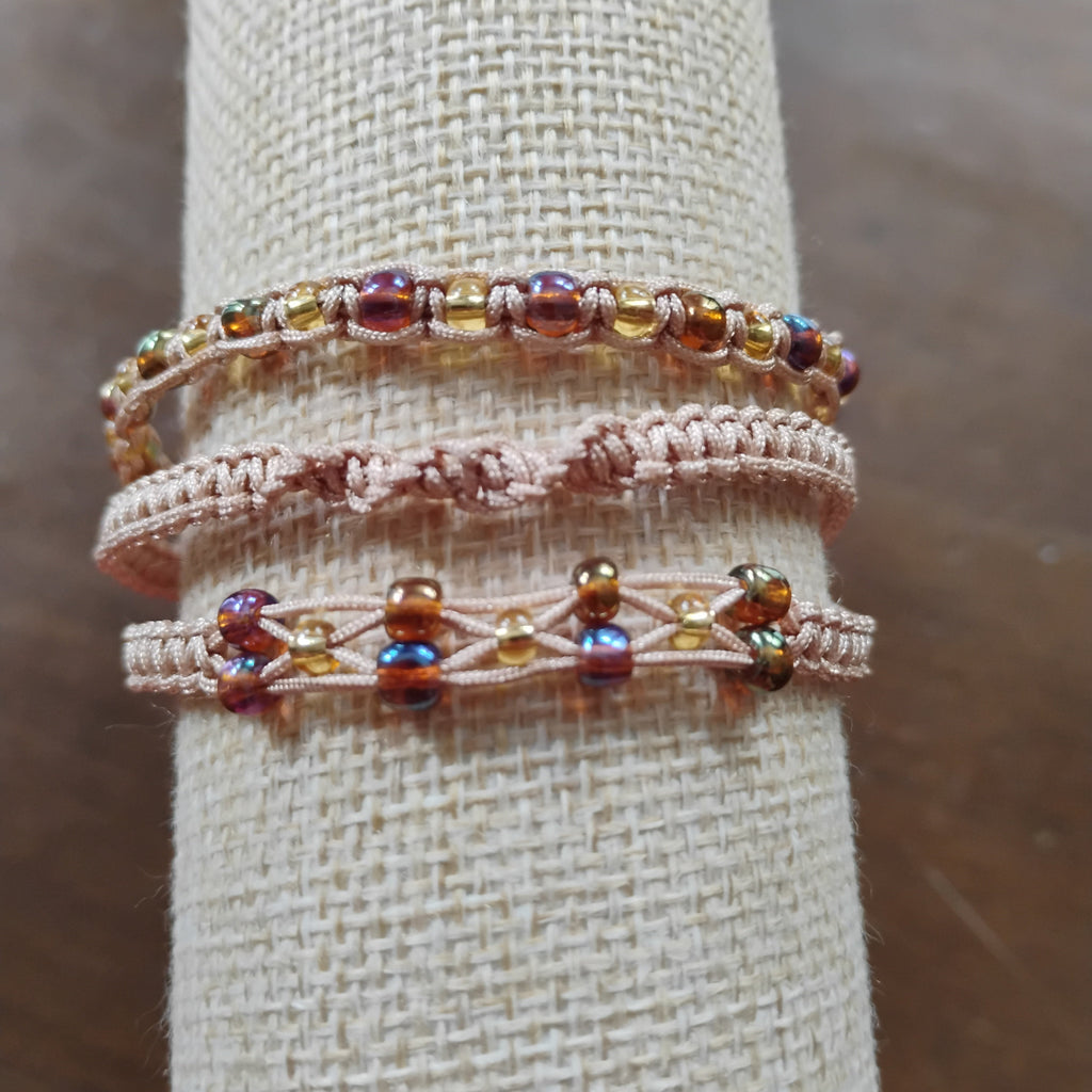 PULSERA TRIPLE BEIGE CON CUENTAS DE ARROZ