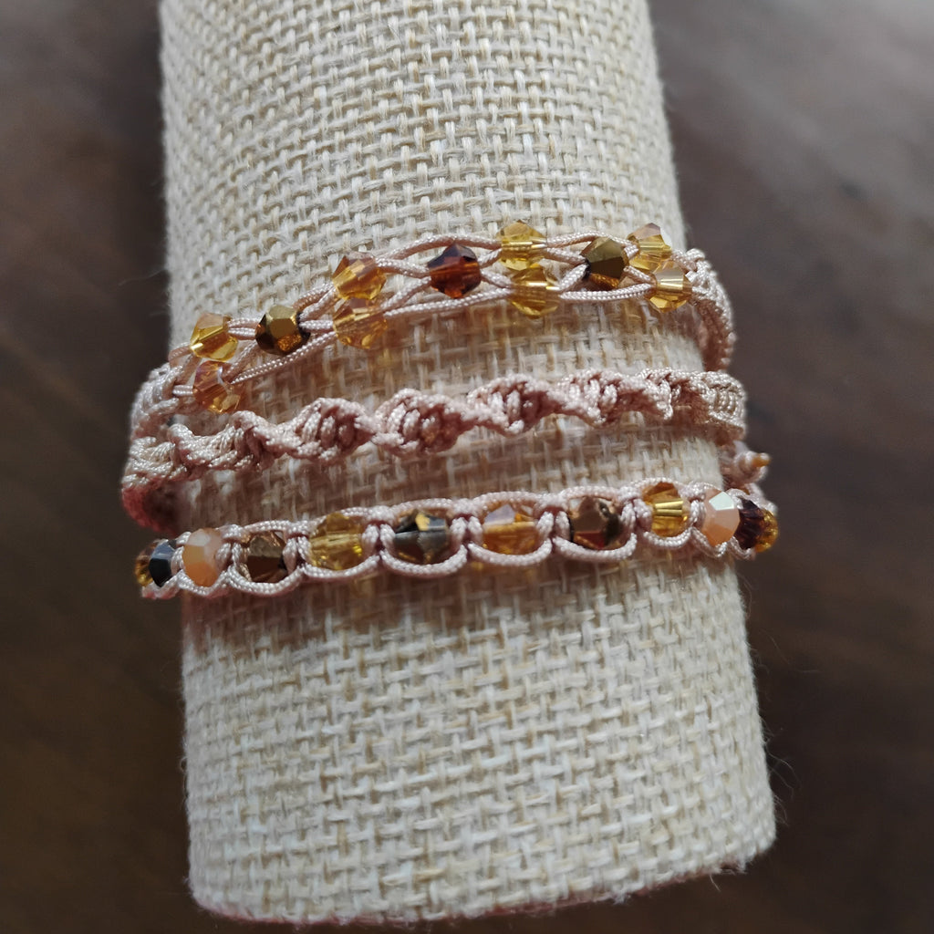 PULSERA TRIPLE BEIGE CON CUENTAS DE CRISTAL FACETADO