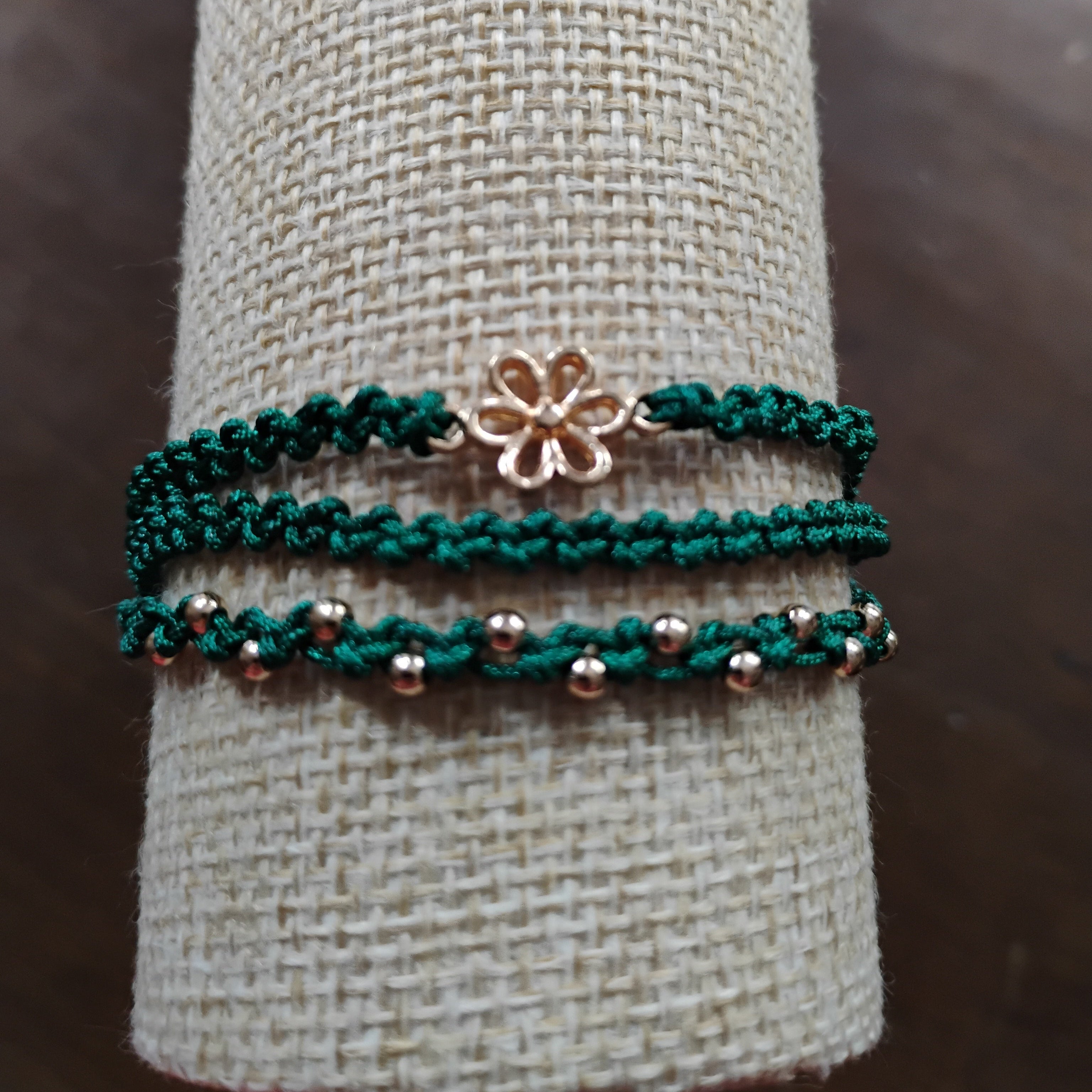 PULSERA TRIPLE VERDE CON FLOR