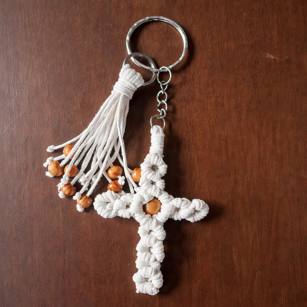 LLAVERO CON CRUZ Y BORLA  BEIGE
